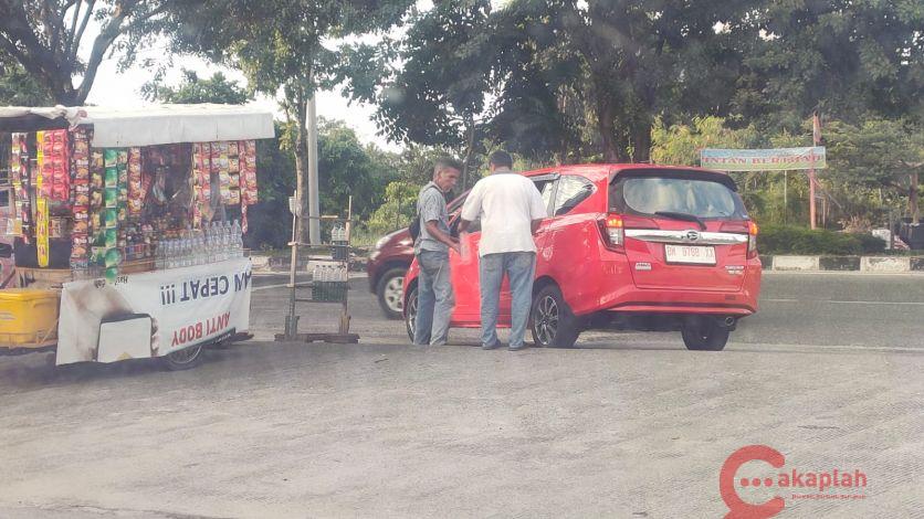 Akibat BBM di Pekanbaru Langka, Mobil Terpaksa Beli Minyak Eceran