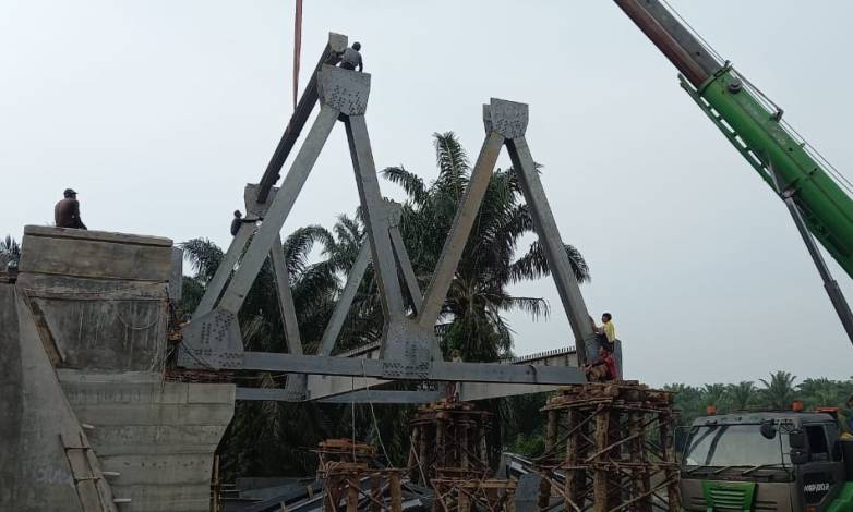 Kerangka Jembatan SP III Kepenuhan Rohul yang Runtuh Mulai Dipasang, Target November Tuntas