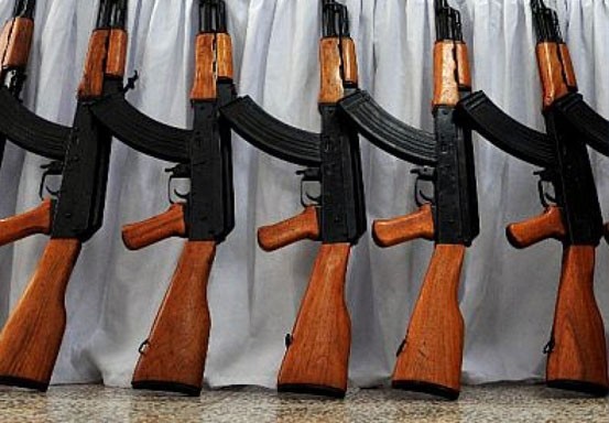 Pelajar di Rusia Belajar Merakit AK-47