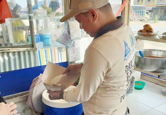 Merakyat, Bacalon Bupati Pelalawan Husni Thamrin Ikut Membungkus Nasi di Warung Pinggir Jalan