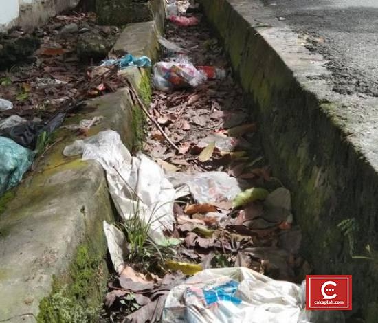Sampah Masih Berceceran di Parit Simpang Cempedak, Warga: Meresahkan