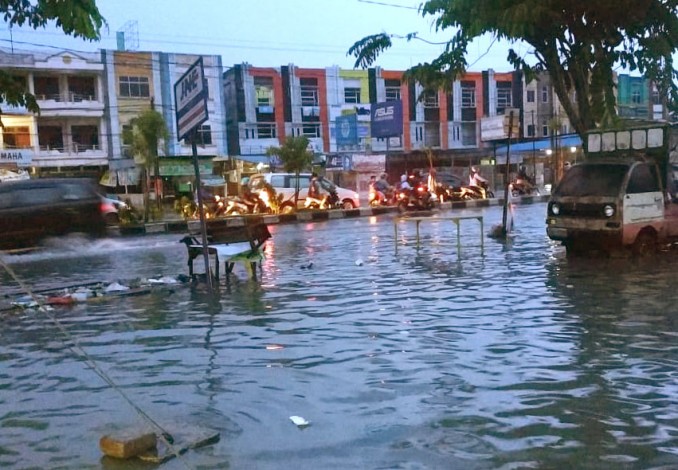 Banjir Rendam Jalan dan Sejumlah Perumahan di Pekanbaru