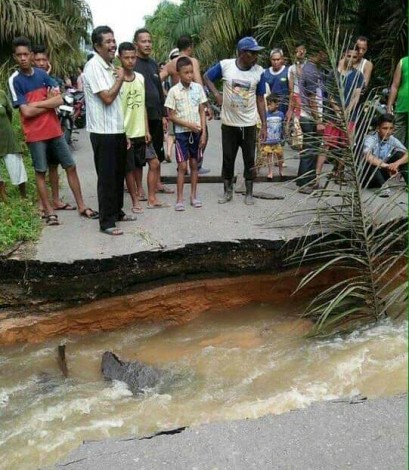Akibat Banjir, Ruas Jalan ke Jembatan Danau Raja Ambruk dan Putus