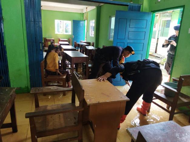 Madrasah di Rumbai Terendam Banjir, Brimob Polda Riau Turun Tangan