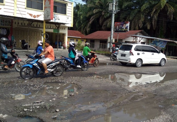 Warga Desak Dinas PUPR Pekanbaru Perbaiki Jalan Rusak dan Berlubang