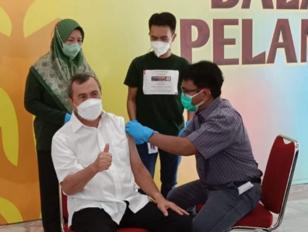 Gubernur Syamsuar Awali Vaksinasi Booster bagi Lansia di Riau