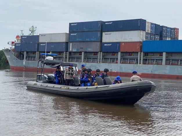 Tiba di Siak, 19 Kontainer Logistik Pemilu Tahap II Dikawal Ketat Ditpolairud Polda Riau
