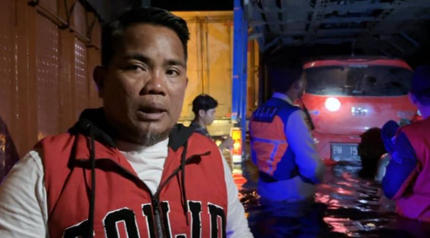 Cerita Bupati H Zukri Turun Tangan Urai Macet di Jalintim yang Banjir