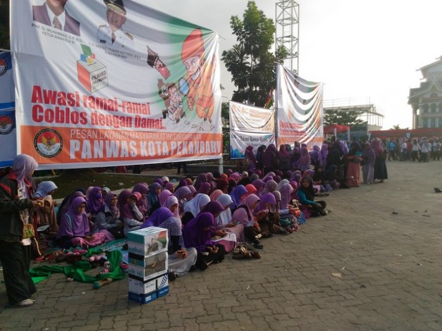 FSLDK Riau Bagi-Bagi Jilbab Syari Gratis