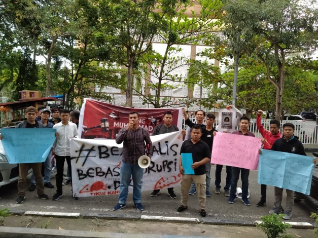 Kapolri Kunjungi Riau, Massa AMMAN Desak Polda Tahan Tersangka Kasus PDAM