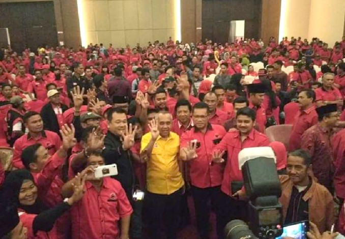 Begini Kalau Kader PDIP se-Riau Selfi dengan Pasangan Cagub Nomor Empat