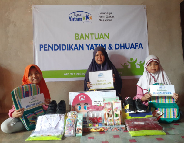 Rumah Yatim Beri Bantuan Pendidikan untuk Aisyah dan Azizah, Yatim Piatu Asal Pekanbaru
