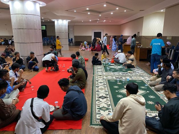 Ratusan Takjil dan Nasi Bungkus di Masjid Raya Annur Riau Ludes Diserbu Jamaah