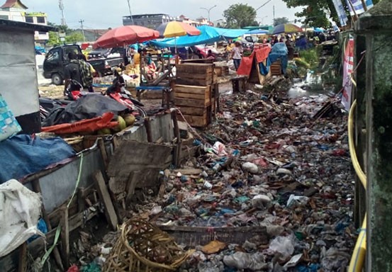 Sampah Menumpuk di Drainase Pasar Pagi Arengka