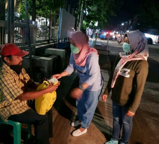 Susuri Jalanan Pekanbaru, Komunitas GeRak Bagikan Sembako