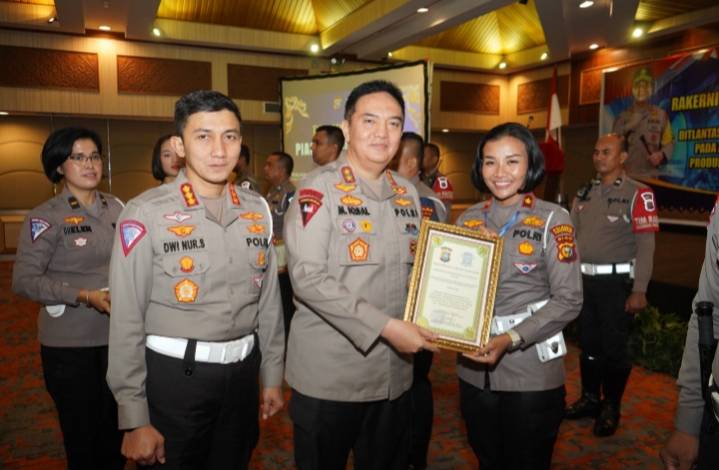 Gagalkan Penyelundupan 20 Kg Sabu, Polwan Cantik Ini Dapat Penghargaan dari Kapolda Riau