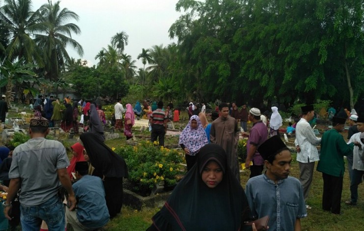 Jelang Ramadan, TPU Pangkalan Batang Bengkalis Diserbu Penziarah