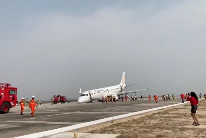 Pesawat Myanmar Mendarat dengan Aman Meski tanpa Roda Depan