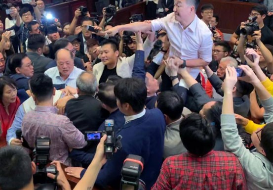 Perkelahian Terjadi di Legislatif Hong Kong