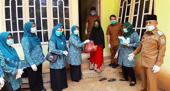 Ketua TP PKK Pelalawan Bagikan Paket Sembako di Langgam