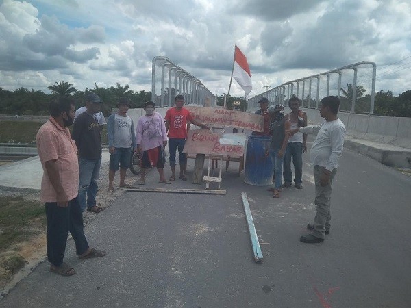 Belum Terima Ganti Rugi, Pemilik Lahan Blokir Jembatan di Kampung Baru Dumai