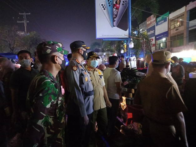 Satgas Covid-19 Bubarkan Kerumunan di Pasar Jongkok Panam