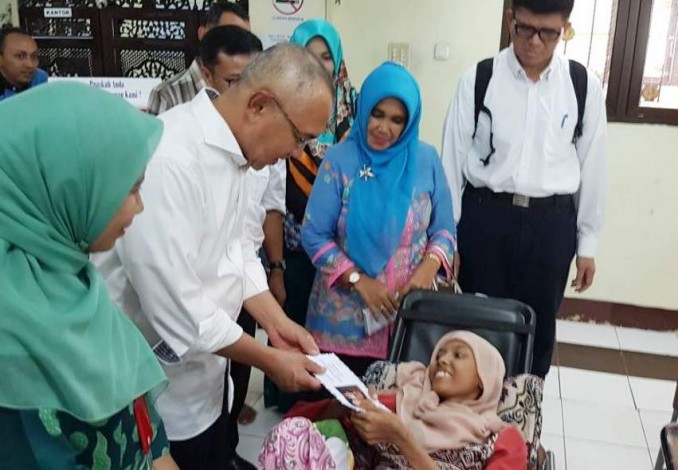 Gubri Besuk dan Santuni Pasien Asal Riau di RSCM