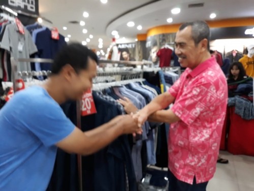 Kunjungi Pusat Perbelanjaan di Pekanbaru, Syamsuar jadi Pusat Perhatian