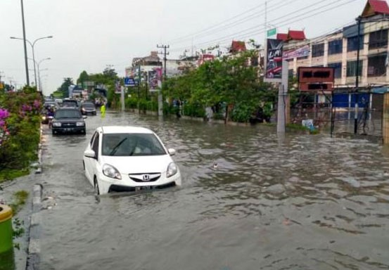 Jalan HR Soebrantas Masih Terendam Banjir Air, Pengguna Jalan Diminta Waspada