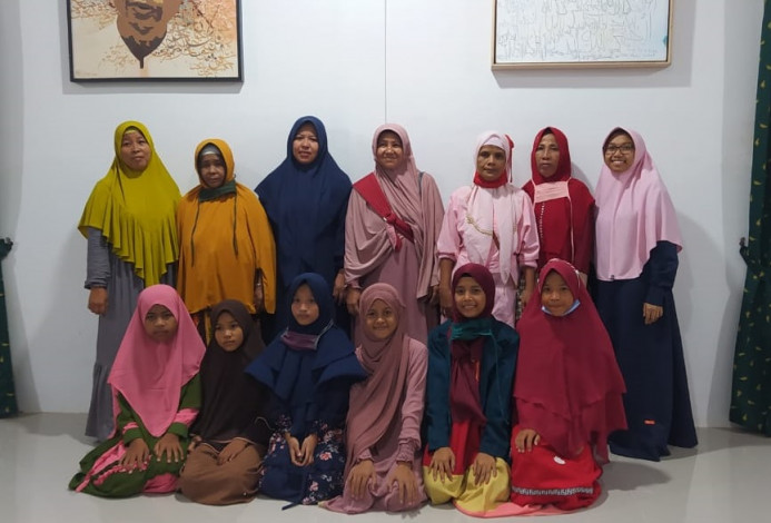 Dilepas dengan Rapat Adat, 6 Santriwati dari Suku Melayu Tua Belajar di Rumah Quran Milik UAS