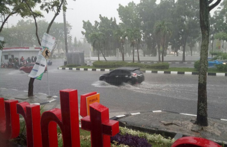 Hujan 5 Menit, RTH dan Jalan Protokol di Pekanbaru Tergenang, Begini Penampakannya