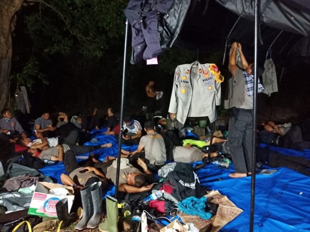 Padamkan Karhutla, Puluhan Personel Polres Inhu Harus Tidur di Hutan