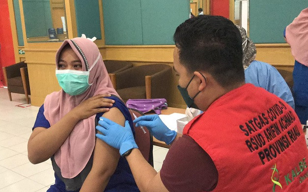 Ratusan Nakes RSUD Arifin Achmad Pekanbaru Terima Suntikan Vaksin Moderna