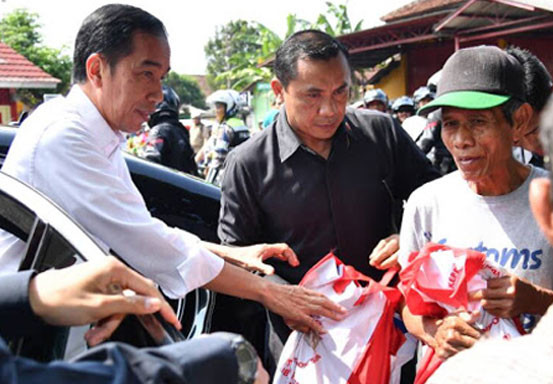 Kerumunan Terjadi Lagi Saat Jokowi Bagikan Sembako, Demokrat: Harusnya Bapak Jadi Teladan