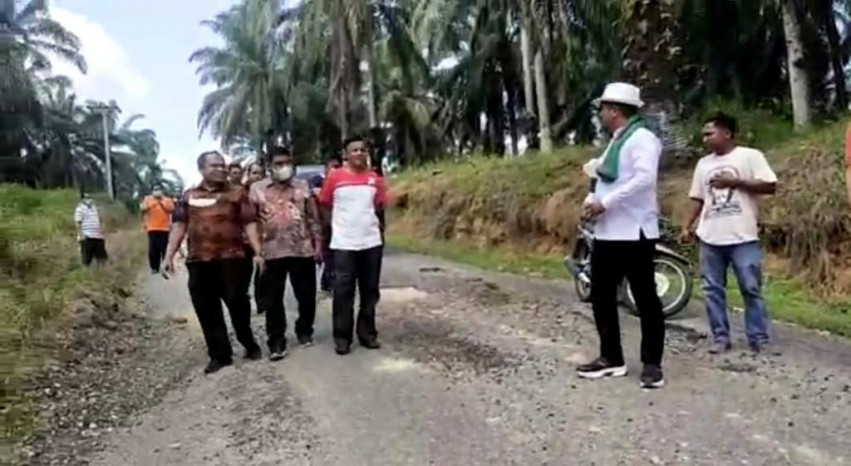 Begini Respon Bupati Zukri Terkait Jalan Poros Kecamatan di Desa Lubuk Raja Rusak