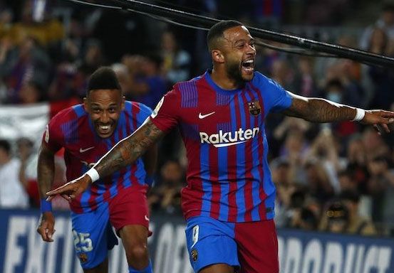 Penyerang Barcelona Memphis Depay merayakan golnya ke gawang Celta Vigo di Camp Nou, Rabu (11/05/2022) dini hari WIB. (c) AP Photo
