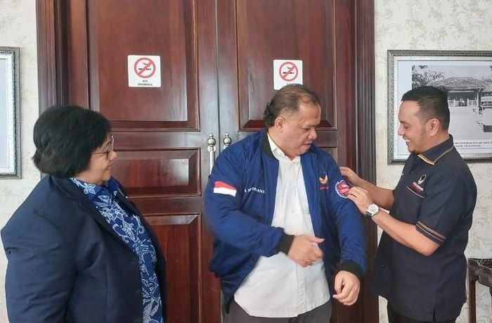 Di Hadapan Siti Nurbaya, Willy Aditya Pasangkan Jaket Nasdem ke Yopi Arianto