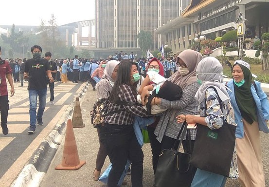 Mahasiswi Pingsan Saat Demo Karhutla di Tengah Kabut Asap Depan Kantor Gubernur Riau