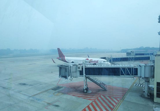 Bandara SSK II Pekanbaru Diselimuti Kabut Asap, Penerbangan Masih Lancar