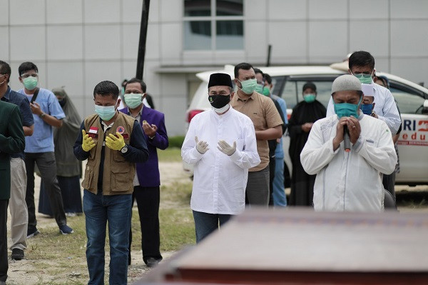 Gubernur Riau Menangis saat Lepas Jenazah Dokter Oki Alvi