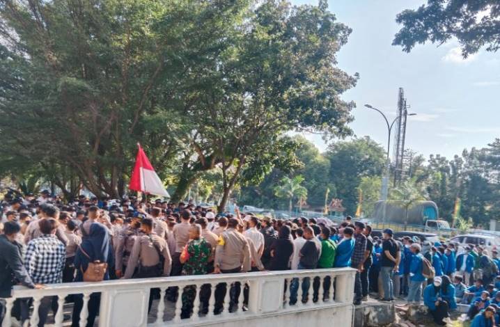 Aksi Saling Dorong Warnai Unjuk Rasa Tolak Kenaikan BBM di Gedung DPRD Riau