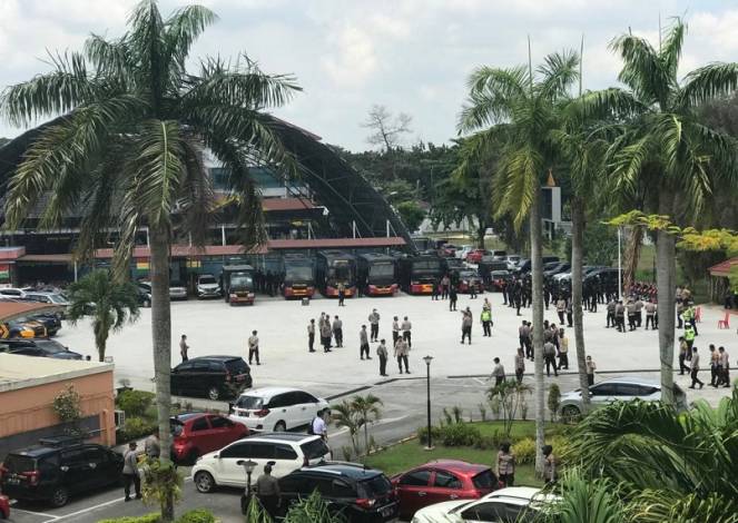 Diperkirakan 1.000 Mahasiswa Bakal Unjukrasa, Personel Polisi Bersiaga di Gedung DPRD Riau