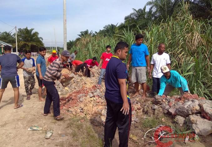 Antisipasi Banjir, Warga Perumahan Sadira Green Village Kubang Go‎tong Royong Bangun Parit