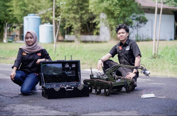Mahasiswa Politeknik Caltex Riau Berhasil Membuat Robot Penjinak Bom