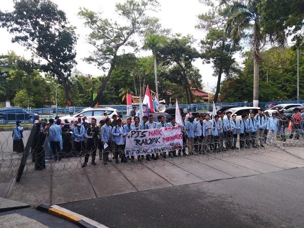 Kecewa Tak Ditemui Dewan, Mahasiswa Berjanji Akan Kembali ke DPRD Riau