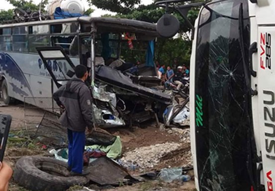 Bus PT Rapi dan Truk  Tabrakan di Pekanbaru 3 Orang Luka 