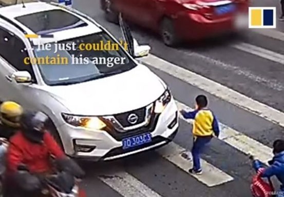 Viral Video Aksi Heroik Bocah TK Tendang Mobil usai Ibunya Tertabrak