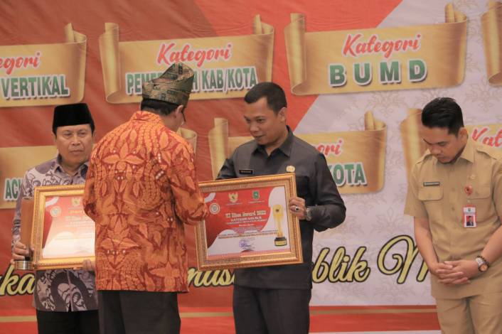 Pj Walikota Pekanbaru Terima Penghargaan Achievement Motivation Person dari KI Riau