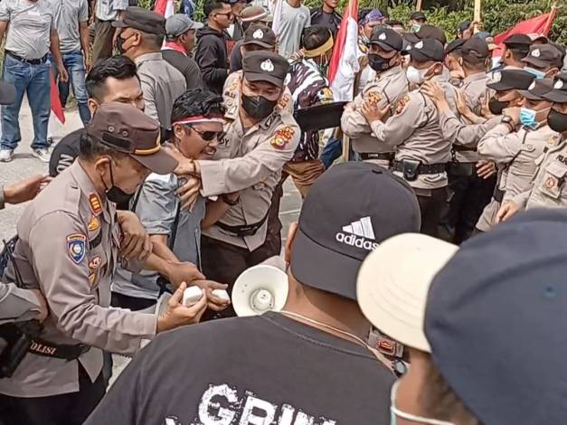 RICUH!!! Sejumlah Orang Diamankan, Polisi Tembus Blokade Massa Penolak Eksekusi Lahan di Dayun