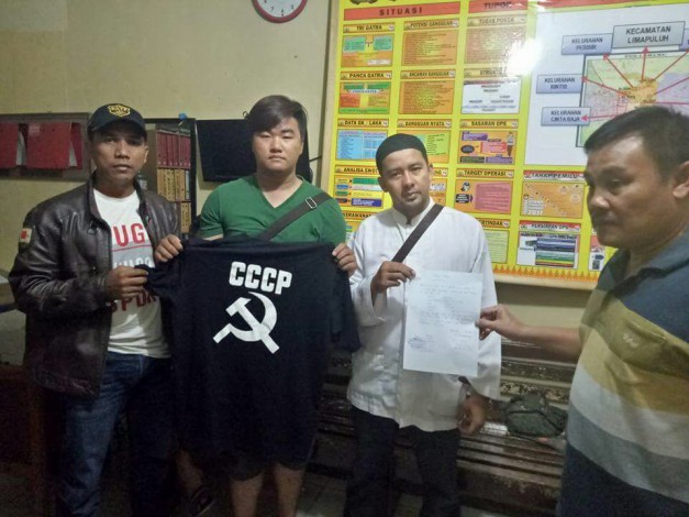 Pakai Baju Kaos Palu Arit, Mahasiswa Persada Bunda Diamankan FPI Riau